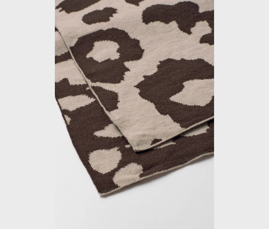 Écharpe en maille fine Street One pliée, avec un motif léopard marron sur fond beige.