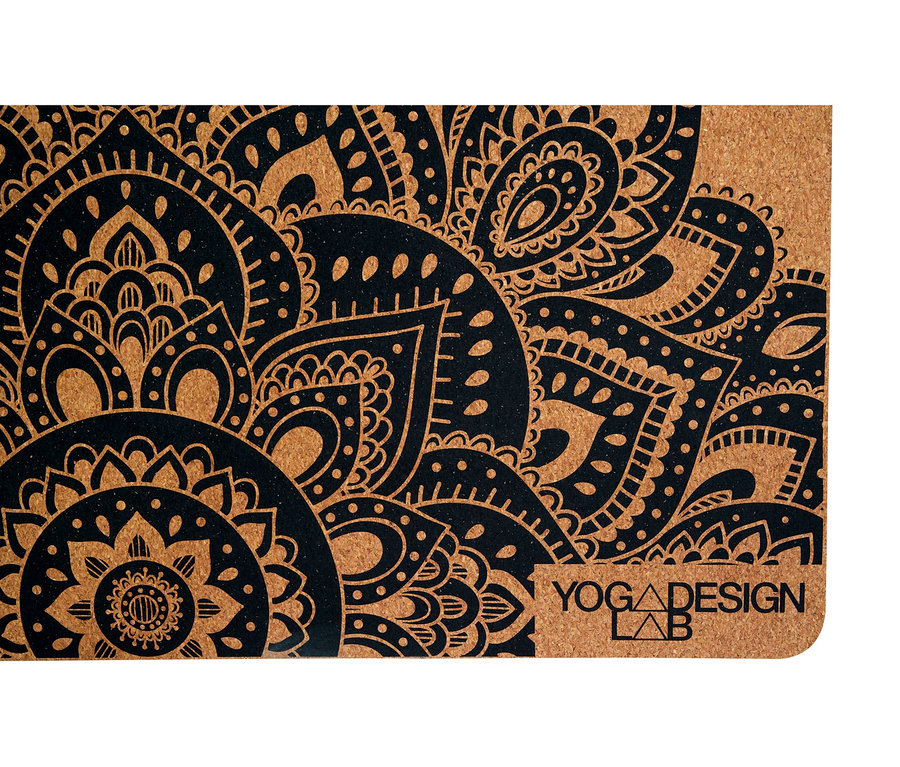 Gros plan sur un tapis de yoga en liège avec un motif floral noir.