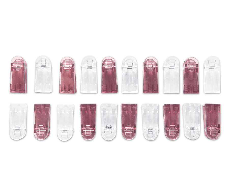 Deux rangées de 20 pinces à tissu transparentes et bordeaux.