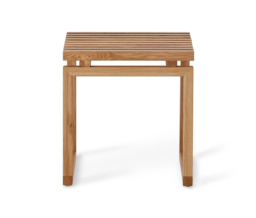 Un tabouret en bois avec une assise à lattes.