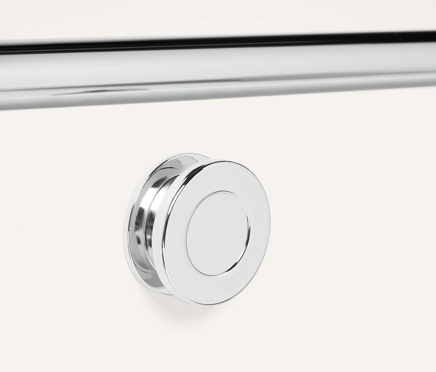 Détail d'un meuble bas en métal « CN3 » blanc à abattants.