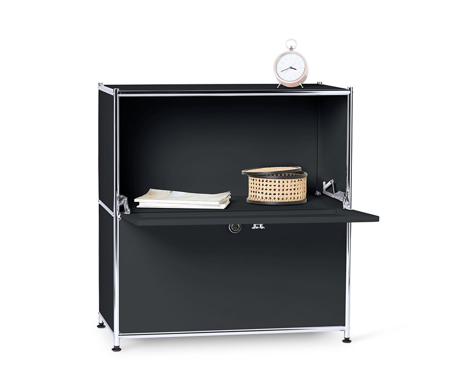 Petit buffet en métal « CN3 » à abattants noir avec un réveil, un panier et des papiers dessus.