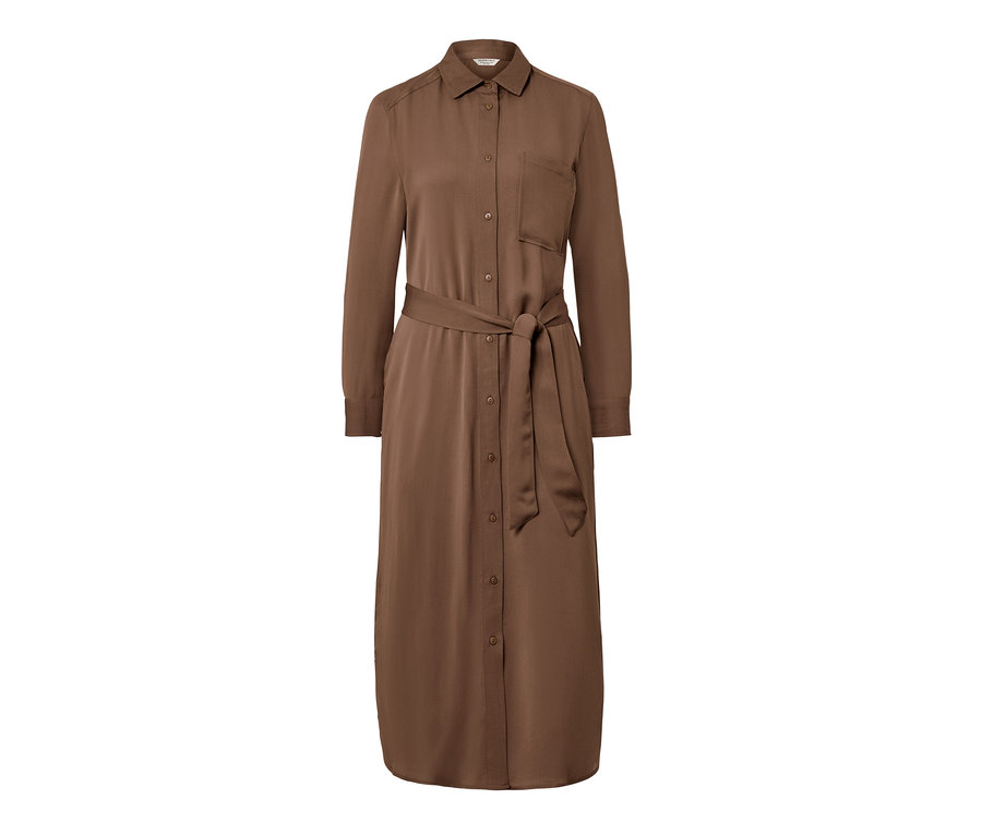Une robe-chemisier marron avec une ceinture.