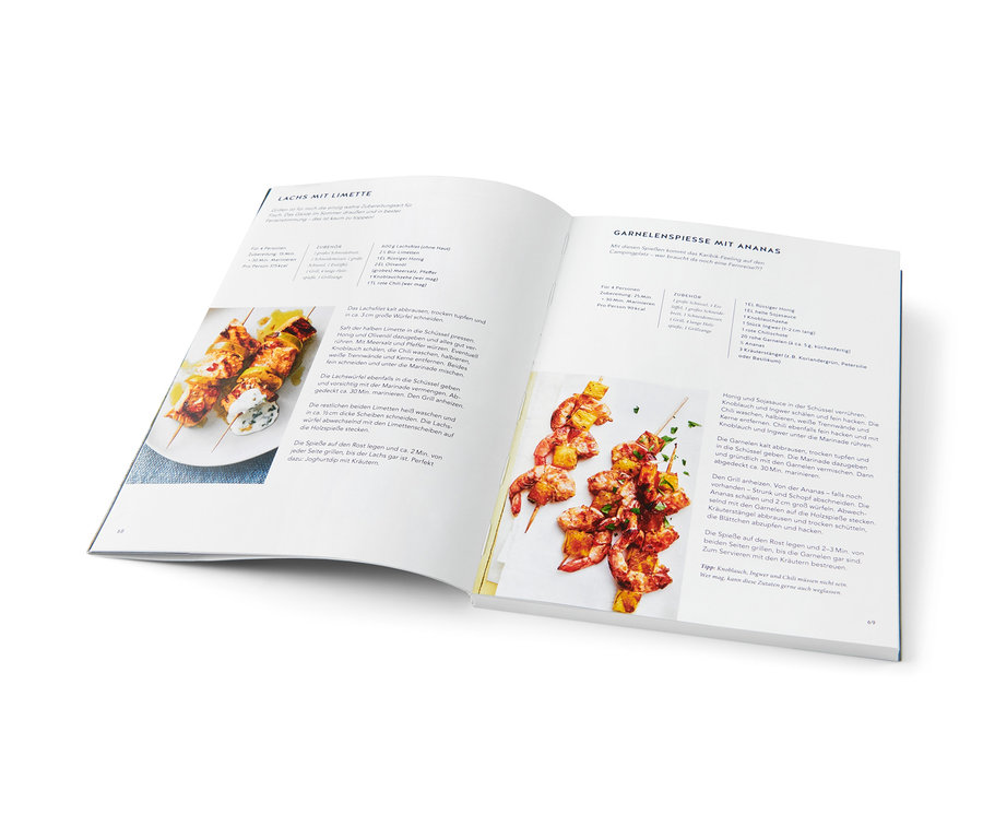Livre de cuisine ouvert sur une page de recettes de brochettes de saumon et de crevettes à l'ananas.