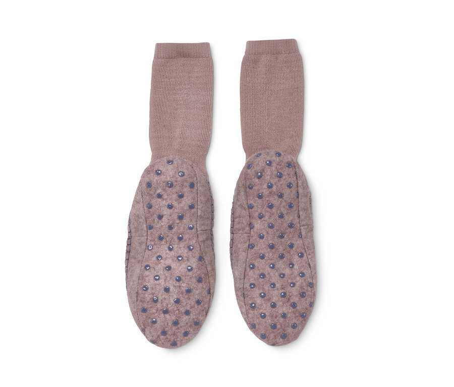 Vue rapprochée d'une paire de chaussons-chaussettes.