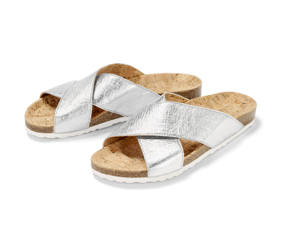 Deux sandales confortables argentées avec semelle en liège.