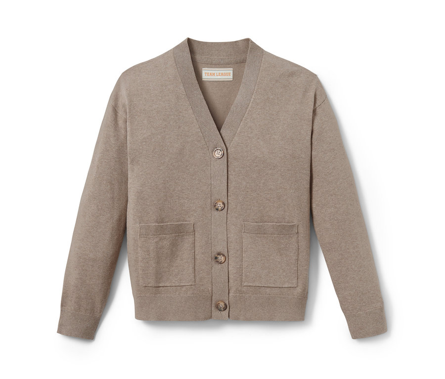 Gilet en maille beige avec boutons et poches.