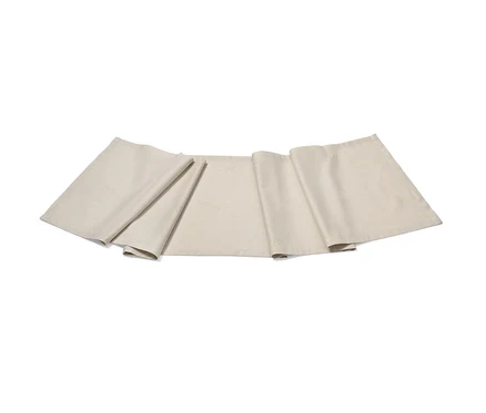 Un chemin de table en jacquard blanc cassé est posé sur un fond blanc.