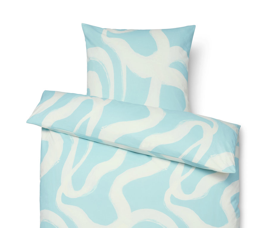 Linge de lit bleu clair avec motif blanc.