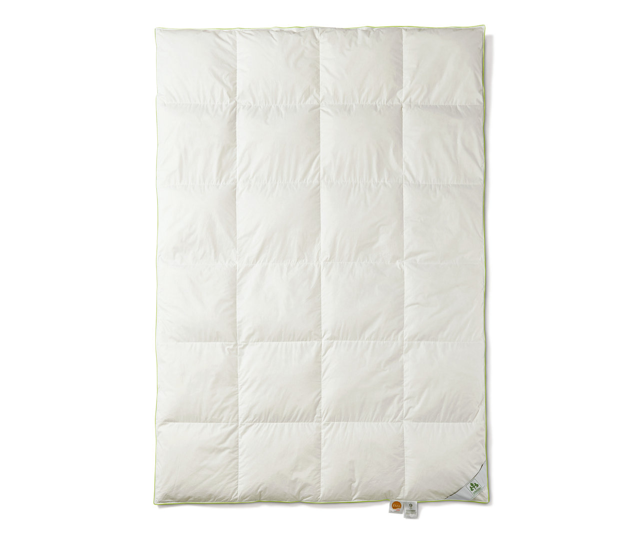 Une couette mi-saison en duvet irisette® blanche avec un motif de carreaux.