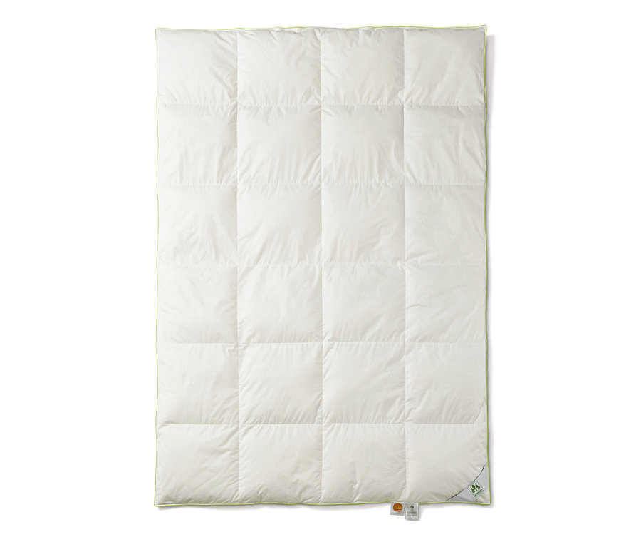 Une couette mi-saison en duvet irisette® blanche avec un motif de carreaux.