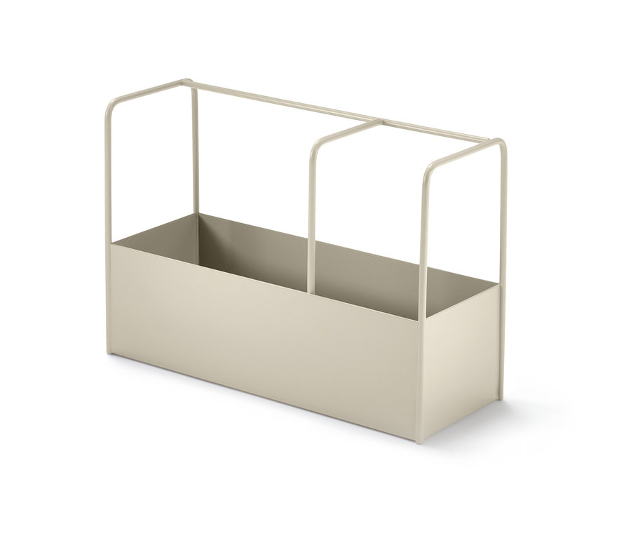 Un pot à ustensiles beige.