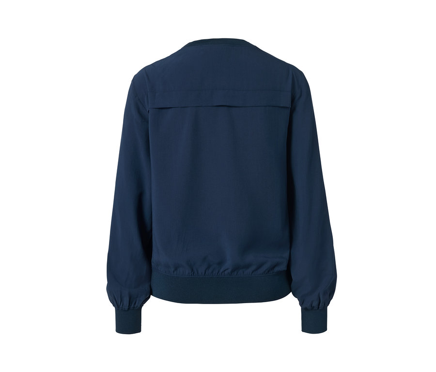 Vue détaillée de l'arrière d'une blouse à bords côtelés.
