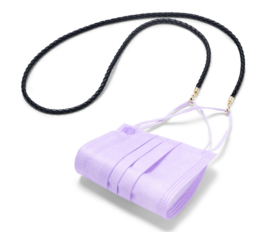 Un masque mauve est suspendu à une chaîne multifonction.