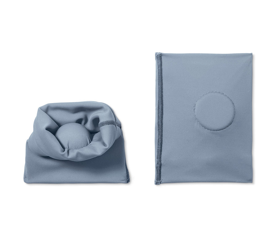 Deux bandes de massage pour les pieds bleues, une enroulée et une à plat.