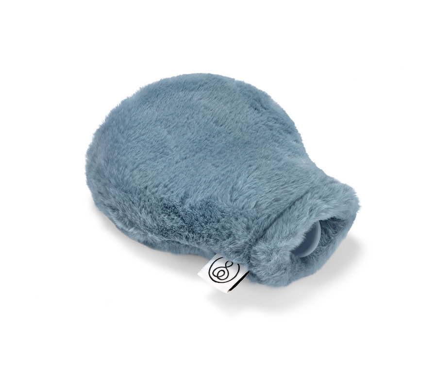 Une mini-bouillotte bleue avec une couverture en peluche repose sur un fond blanc.
