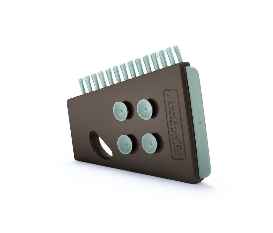 Brosse de cuisine universelle marron avec des poils bleu-vert et des ventouses.