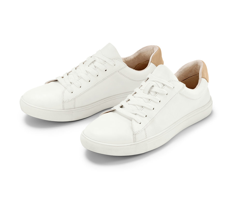 Deux paires de baskets en cuir sur fond blanc.
