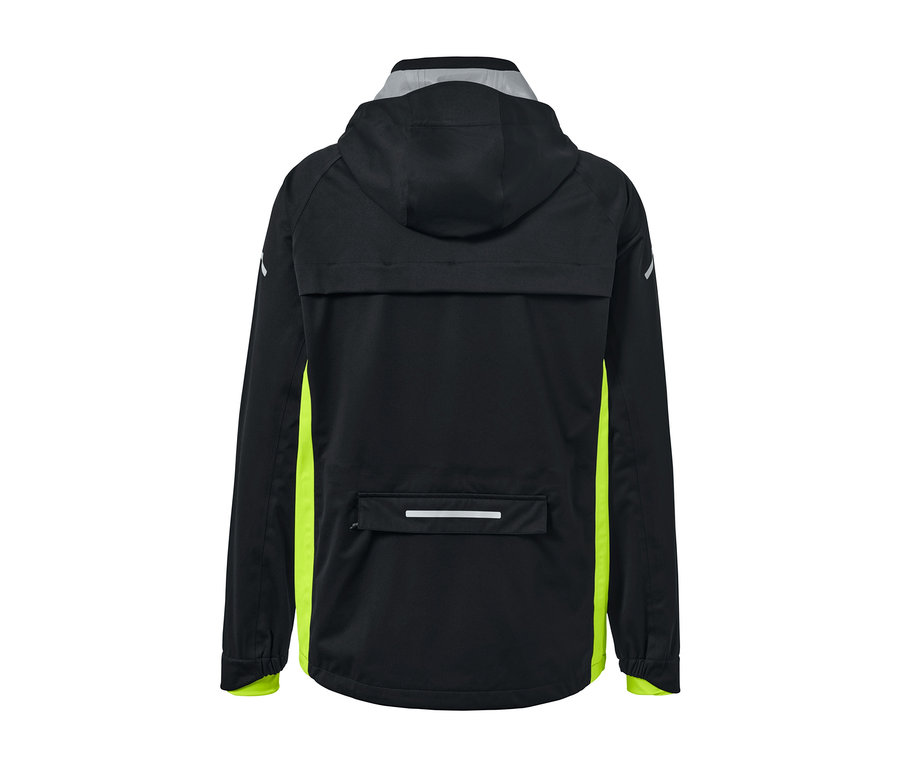 Vue détaillée de l'arrière d'une veste imperméable cycliste noire avec des bandes jaune néon sur les côtés.