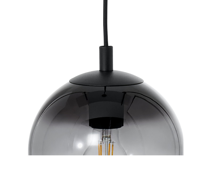 Détail d'une lampe à suspension avec abat-jour en verre fumé.