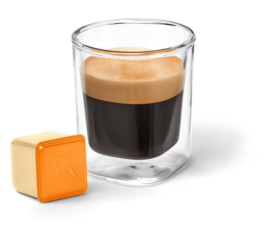 Un verre de café et une capsule Qbo Flavoured Espresso Caramel.
