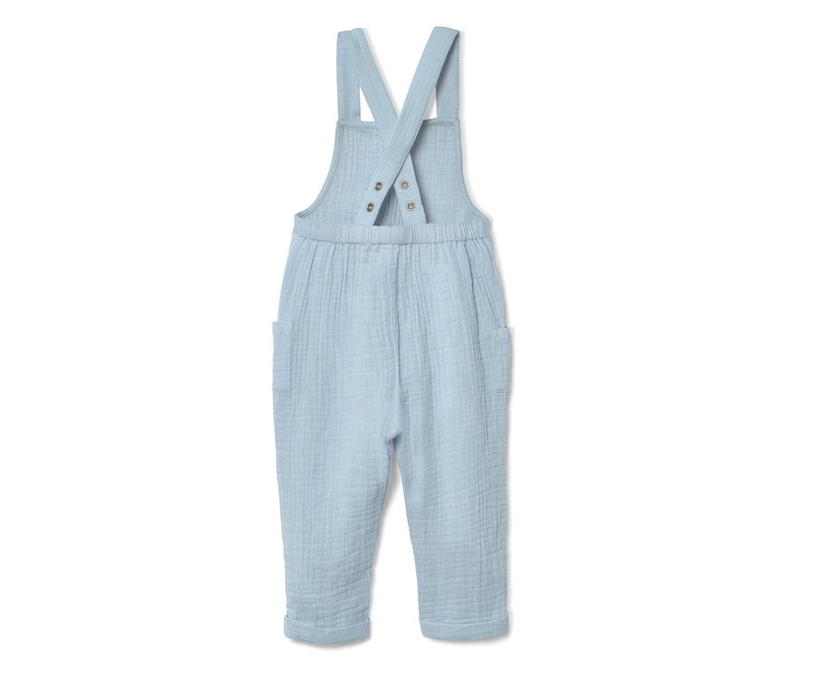 Une salopette bleue pour bébé sur fond blanc.