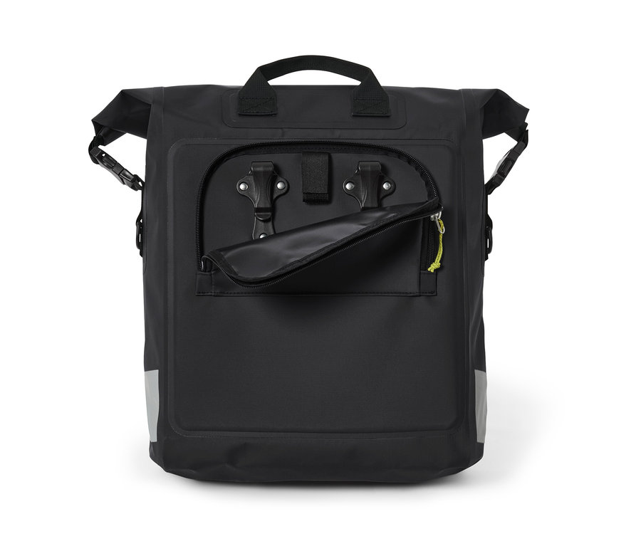 Une sacoche imperméable à bandoulière noire pour vélo avec une poche avant ouverte.