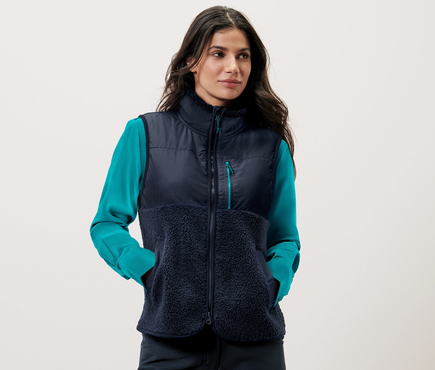 Femme portant un gilet sans manches en teddy.