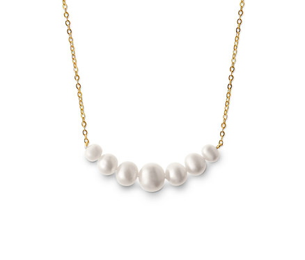 Chaîne dorée avec des perles sur fond blanc.