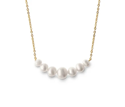 Chaîne dorée avec des perles sur fond blanc.