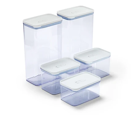 Cinq boîtes de conservation transparentes avec des couvercles blancs de différentes tailles.