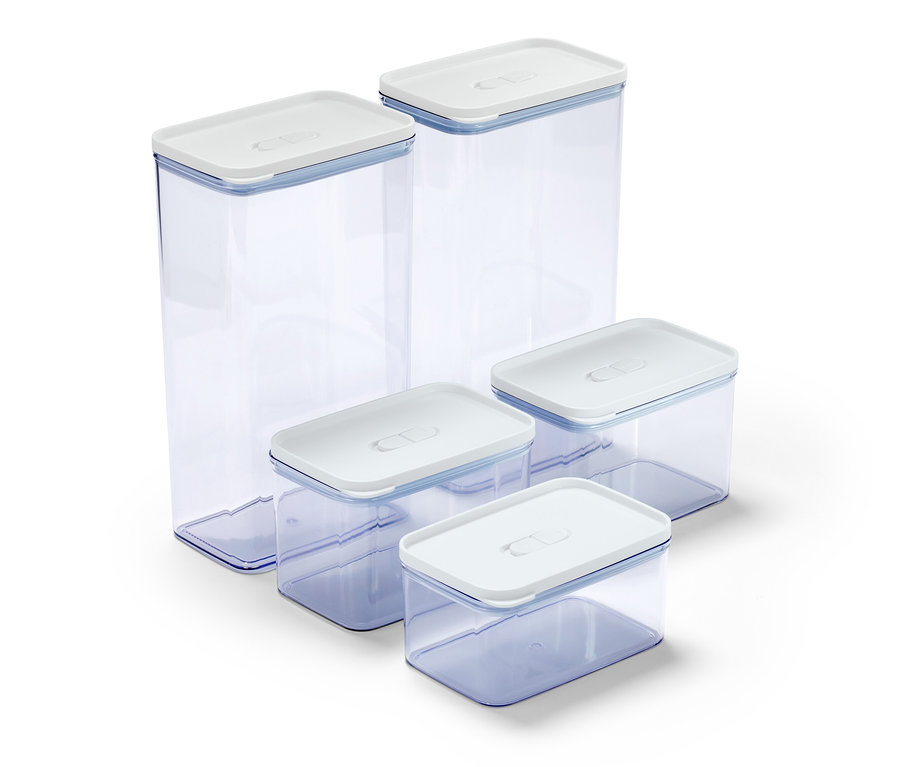 Cinq boîtes de conservation transparentes avec des couvercles blancs de différentes tailles.