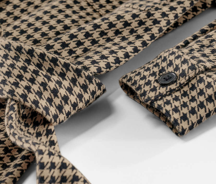 Détail d'une robe en sweat à jacquard pied-de-poule.
