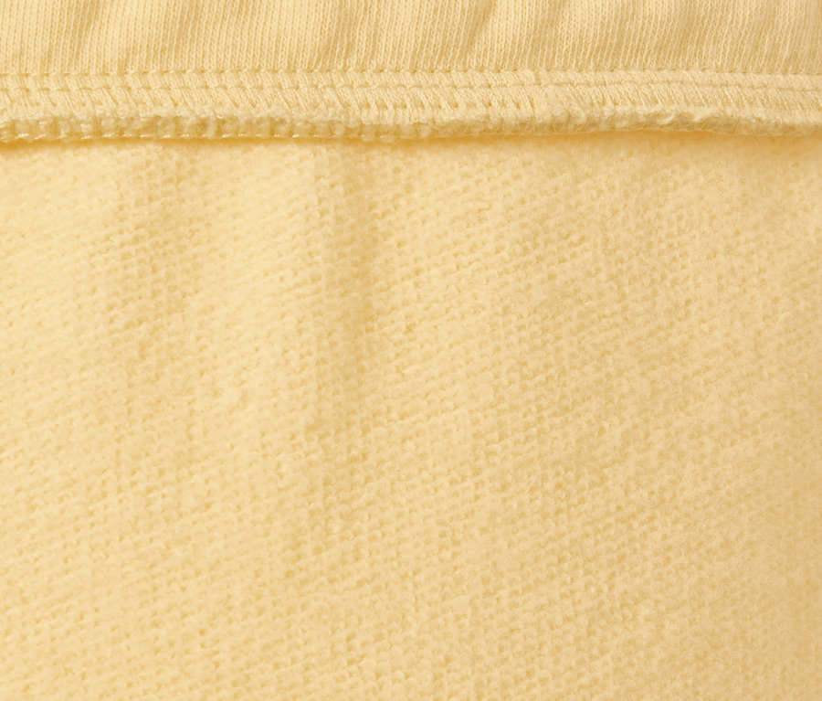 Gros plan sur un pantalon de survêtement jaune.