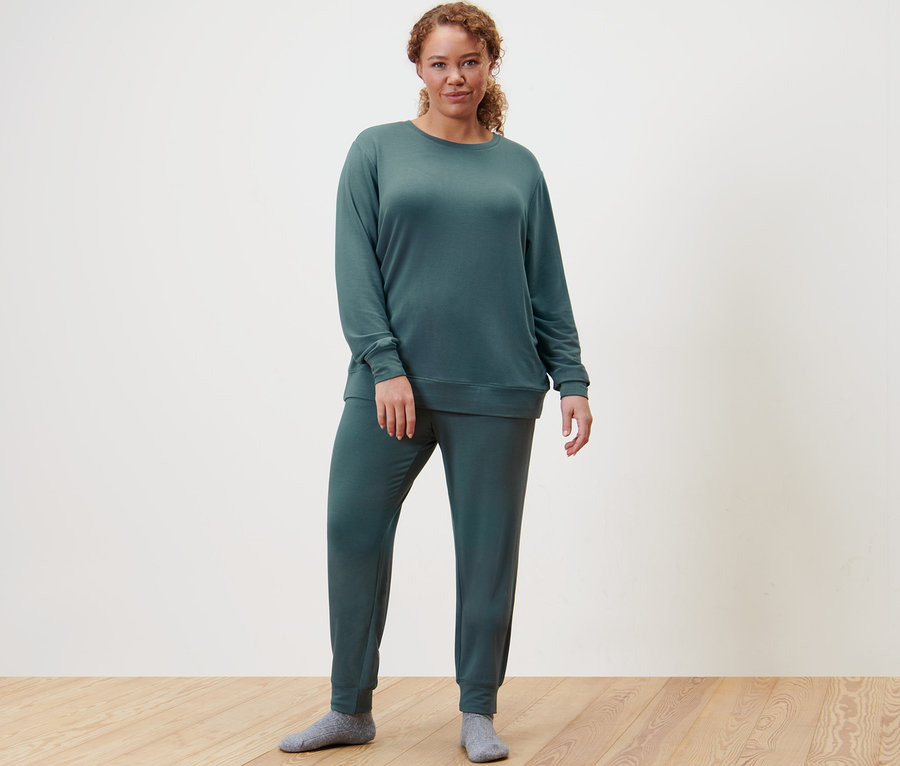 Femme posant dans une tenue d’intérieur.