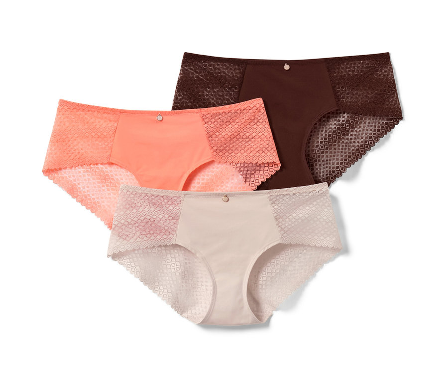 Trois culottes (3
	Culottes) sont posées sur un fond blanc : corail, marron et crème.
