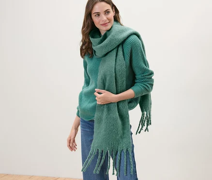 Femme portant un pull en tricot vert et une écharpe tissée, vert.