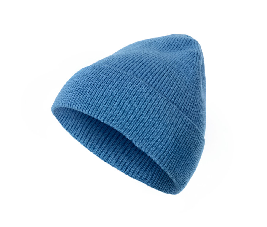 Un bonnet en maille bleu.
