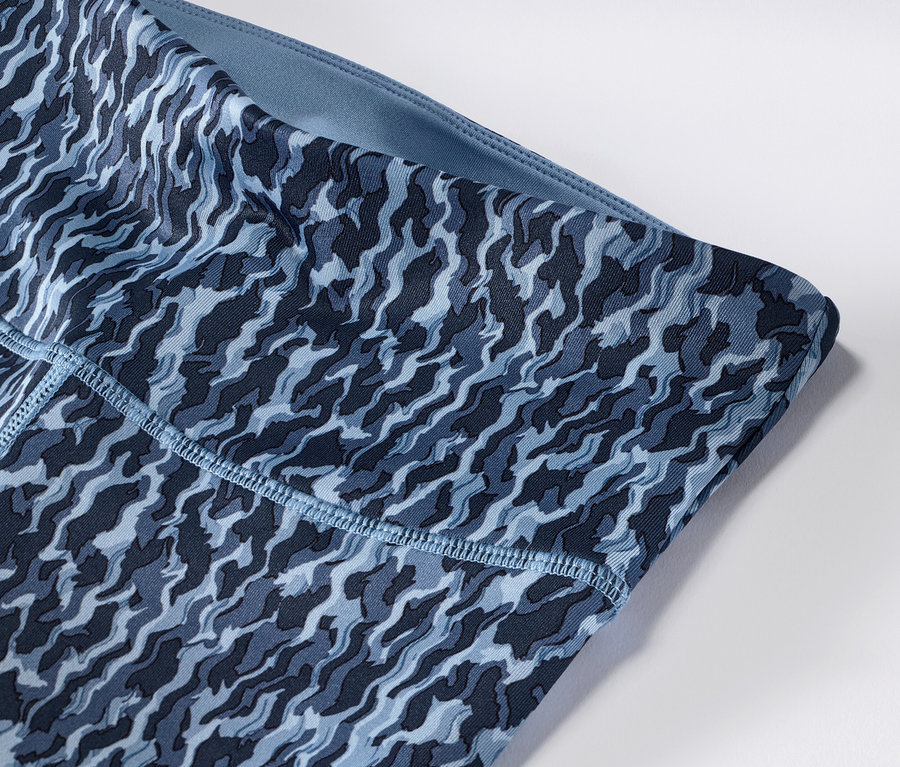 Détail d'un legging de sport réversible bleu/bleu clair.