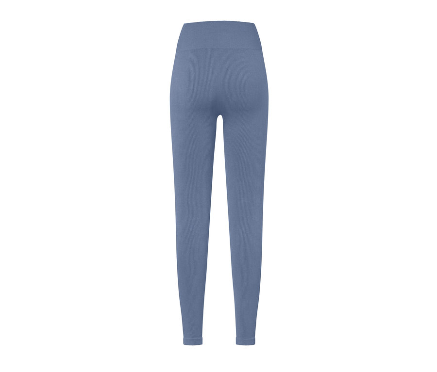 Vue détaillée de l'arrière d'un legging bleu sans couture.