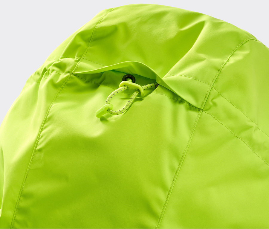 Vue détaillée de la capuche d'une veste de course coupe-vent vert fluo.