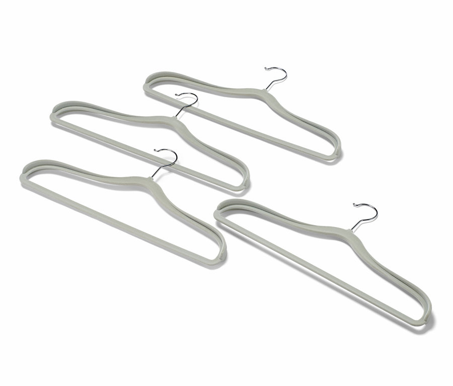 Quatre cintres renforcés aux épaules.