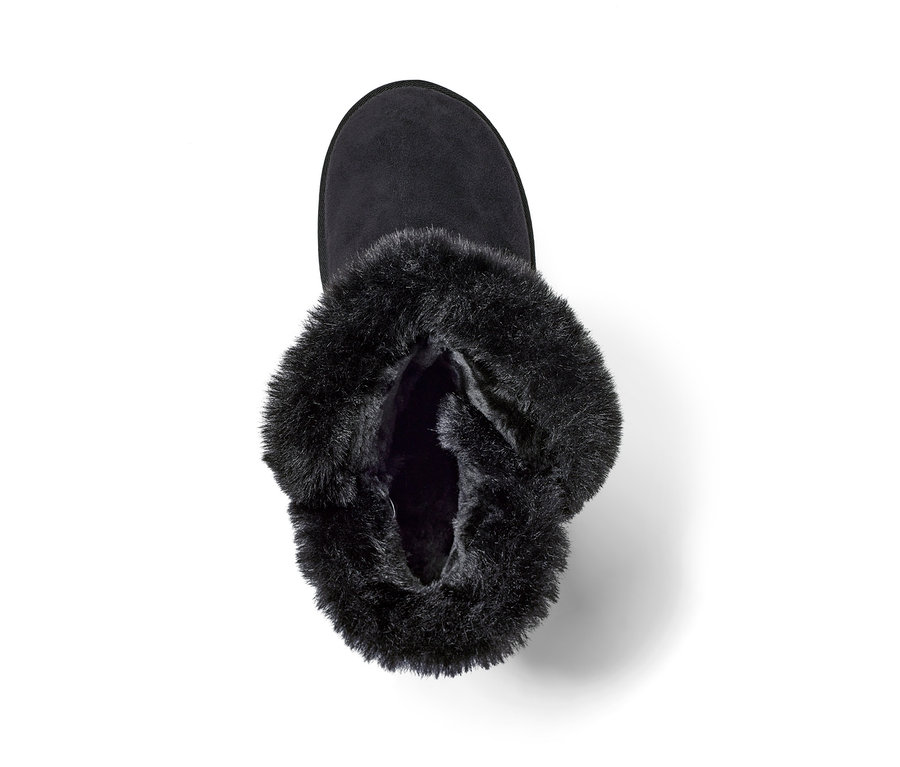 Une botte noire doublée.