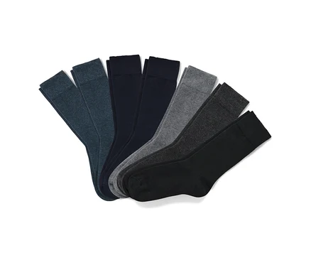 Sept paires de chaussettes de différentes couleurs.