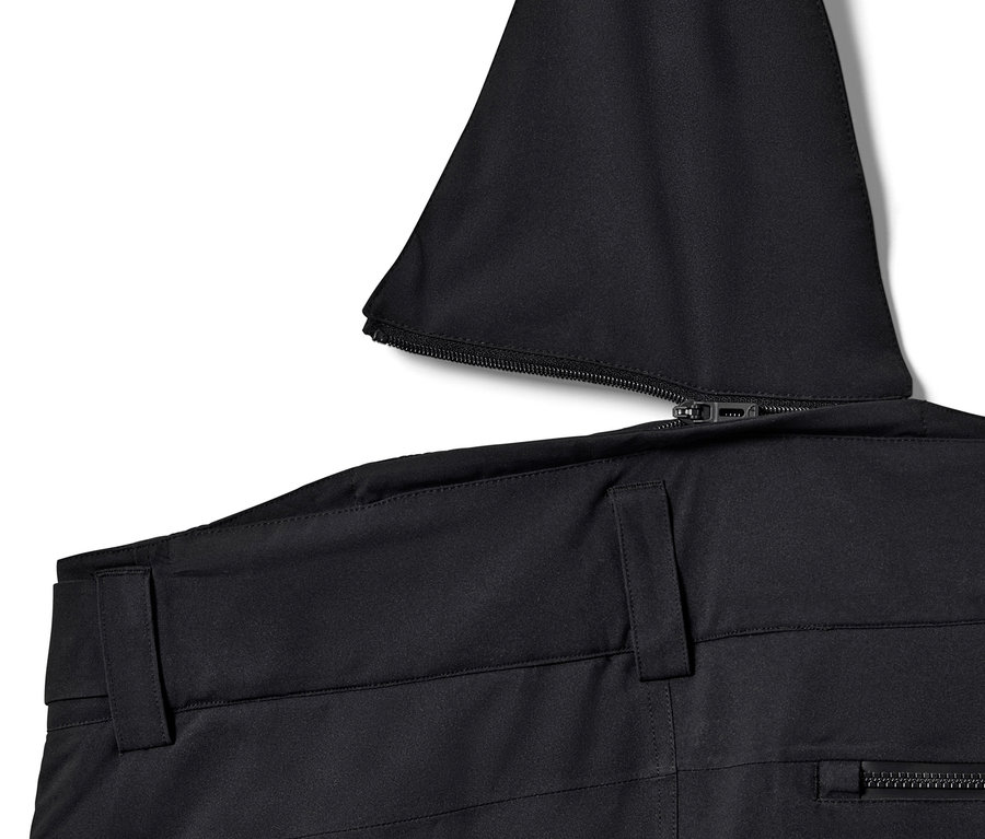 Gros plan sur un pantalon de ski high-tech noir avec fermeture éclair et passants de ceinture.
