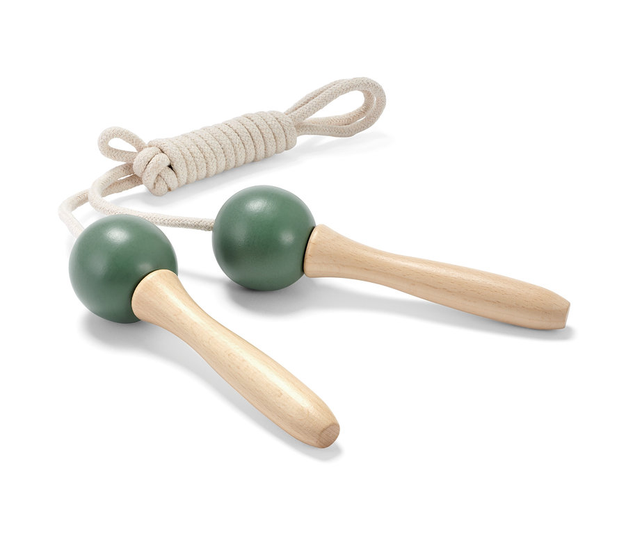 Une corde à sauter verte avec des poignées en bois et une corde enroulée.