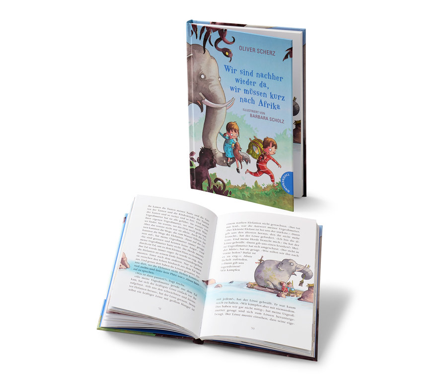 Deux livres, un ouvert et un fermé, avec des illustrations sur la couverture. Le livre ouvert est posé sur le dos, le livre fermé est posé derrière. Le livre « Wir sind nachher wieder da, wir müssen kurz nach Afrika » (On revient tout de suite, on doit aller en Afrique, en allemand) est présenté sur la couverture.