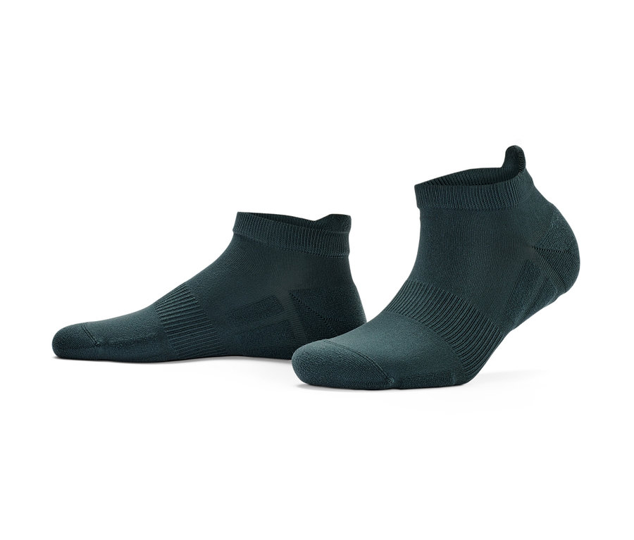 Deux chaussettes de course professionnelles vertes sur fond blanc.