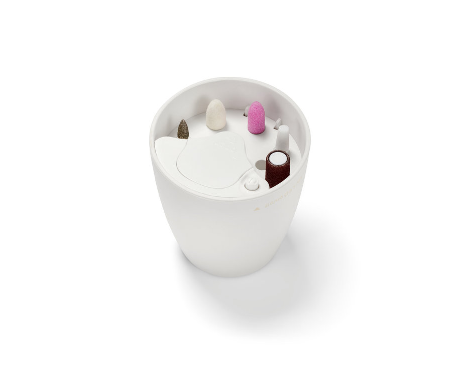 Vue de dessus d'un kit manucure-pédicure 5 en 1 blanc avec différents accessoires.
