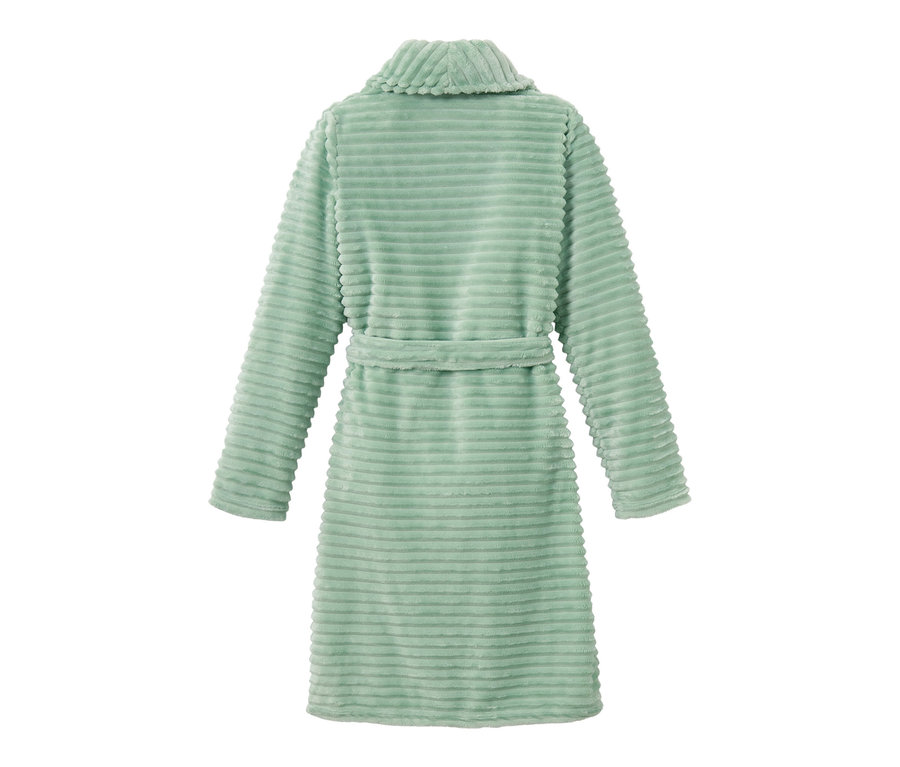 Vue arrière d'une robe de chambre moelleuse vert clair avec une ceinture.